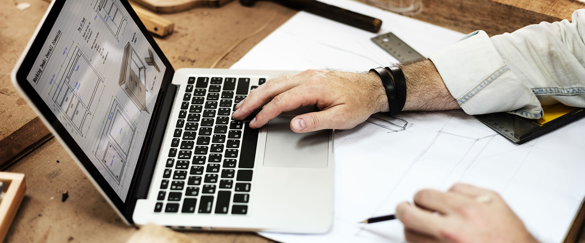 wood-design-innenausbau-laptop-bauzeichnung-arbeiten.jpg