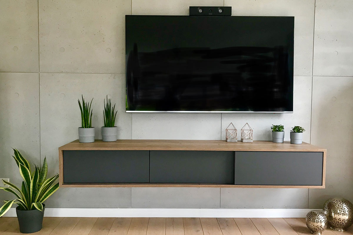 wood-design-haengelowboard-fernseher-pflanzen-links-rechts.jpg