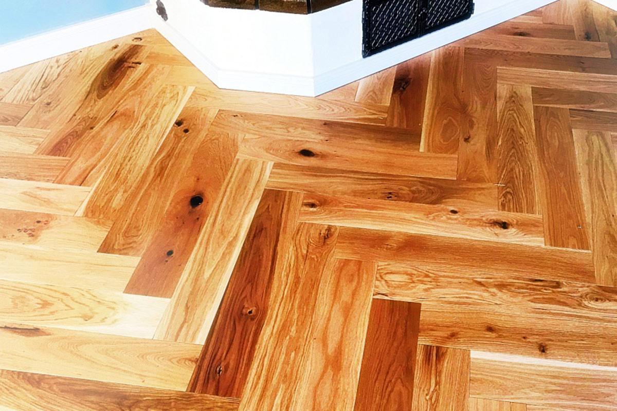 wood-design-referenzen-parkett-fischgraeten-nahaufnahme-ecke-an-wand.jpg