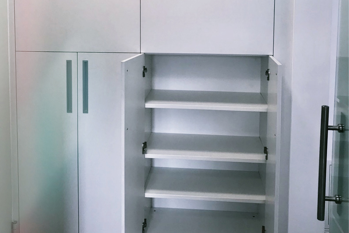 wood-design-referenzen-moebel-nach-mass-schrank-in-weiss-tuere-geoeffnet.jpg