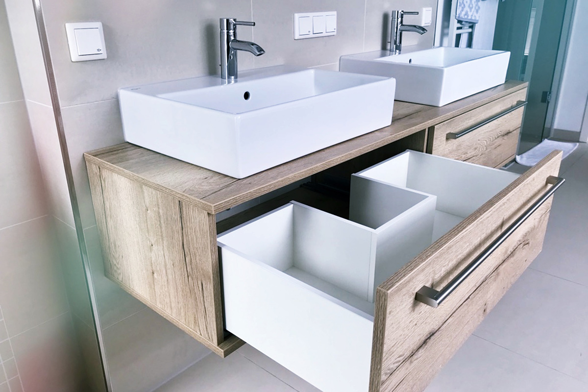 wood-design-referenzen-badmoebel-mai-2019-geoeffnete-schubladen.jpg