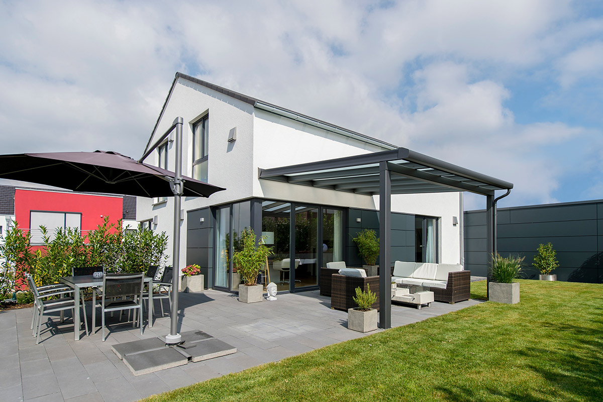 wood-design-referenzen-hochwertige-terrassenueberdachung-aufnahme-von-garten.jpg