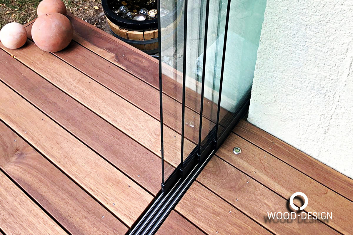 wood-design-referenzen-terrassenbelag-aus-teak-mit-glas-schiebeelemente-detailansicht-holz-und-schiebeelement-von-oben.jpg