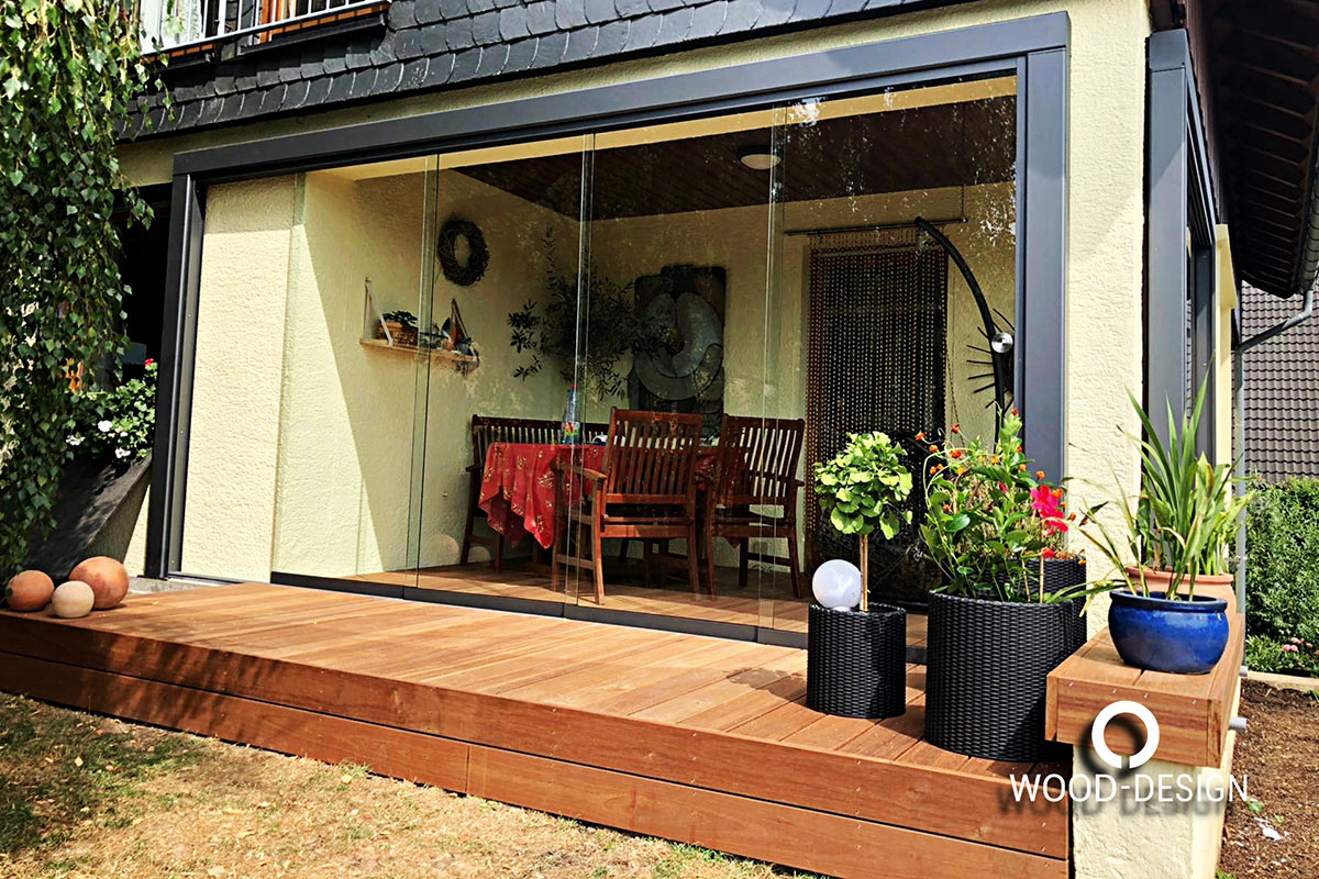 wood-design-referenzen-terrassenbelag-aus-teak-mit-glas-schiebeelemente-ganz-aufnahme.jpg