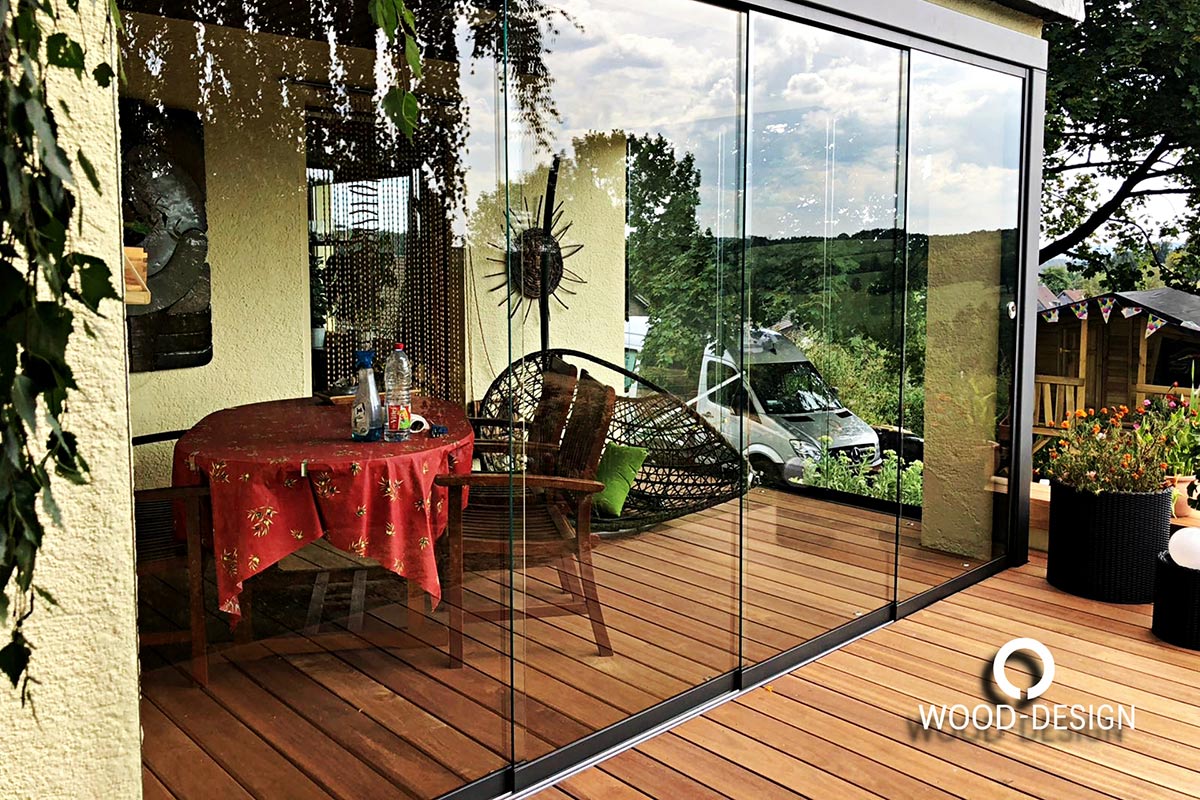 wood-design-referenzen-terrassenbelag-aus-teak-mit-glas-schiebeelemente-von-vorne.jpg