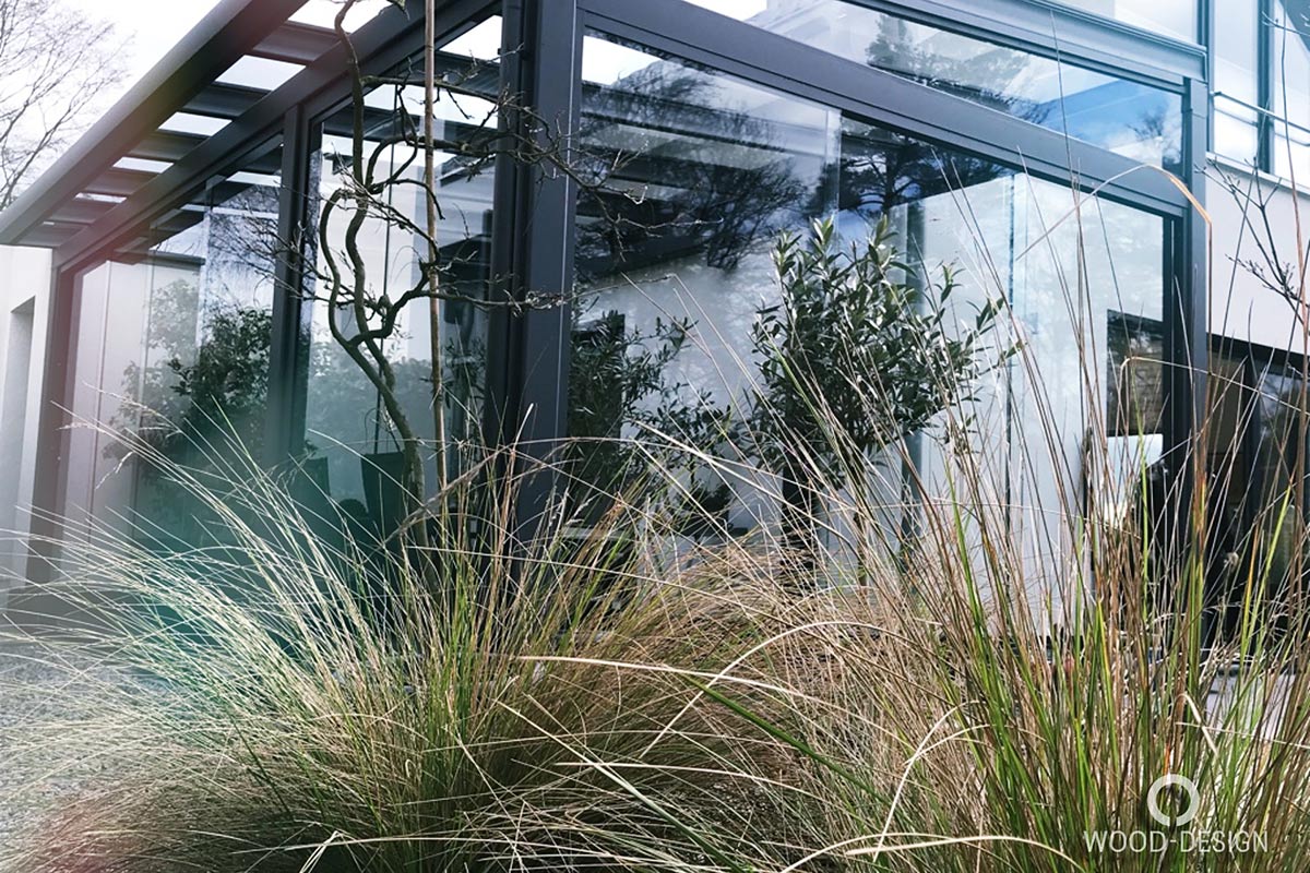 wood-design-referenzen-hochwertige-terrassenueberdachung-seitlich-aussen-mit-wiese-im-vordergrund-nah.jpg