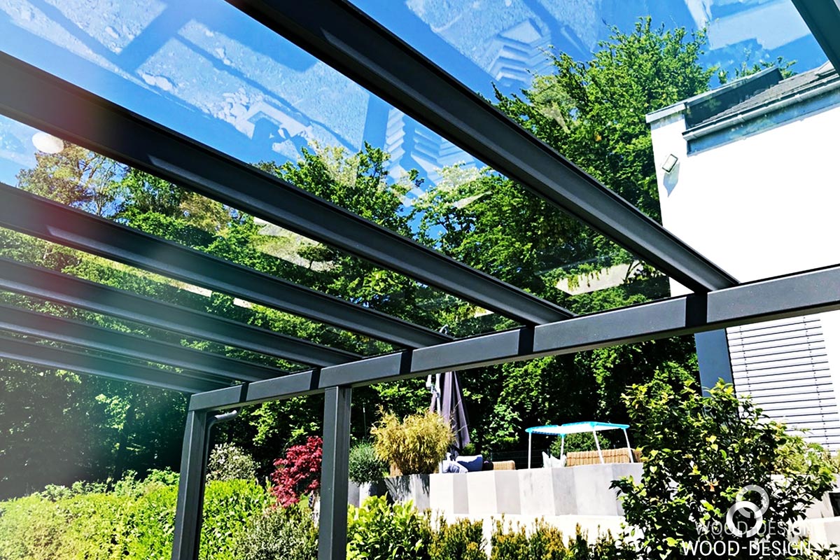 wood-design-referenzen-hochwertige-terrassenueberdachung-von-unten-dach.jpg
