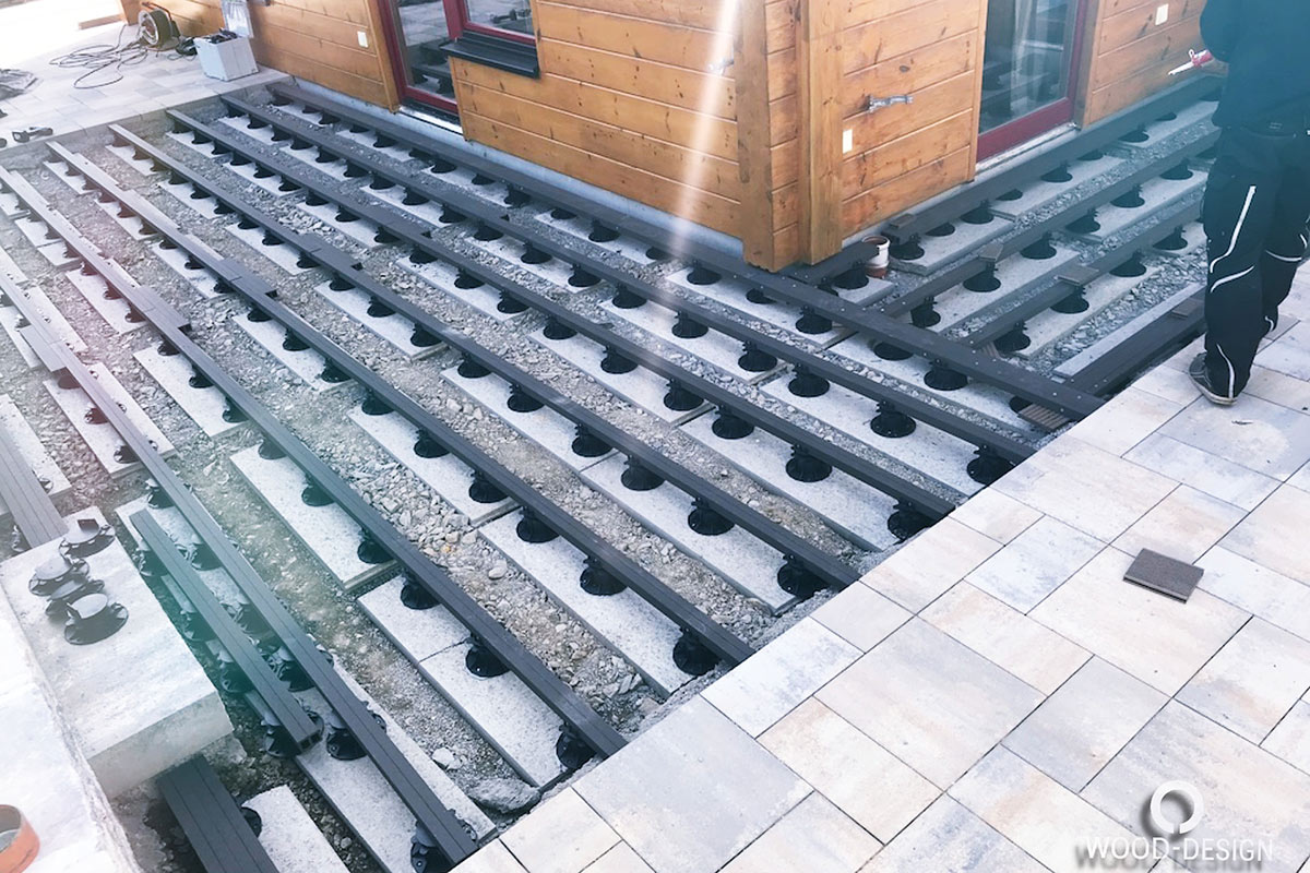 wood-design-referenzen-terrassendeck-aus-wpc-juni-2019-seitlich-boden-gerade-waehrend-bauvorhaben.jpg