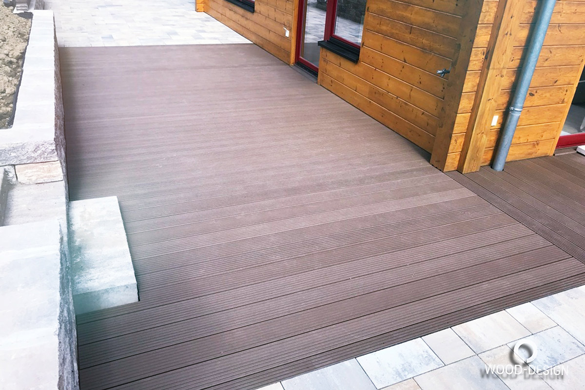 wood-design-referenzen-terrassendeck-aus-wpc-juni-2019-seitlich-boden-mit-treppe-mit-hauswand.jpg