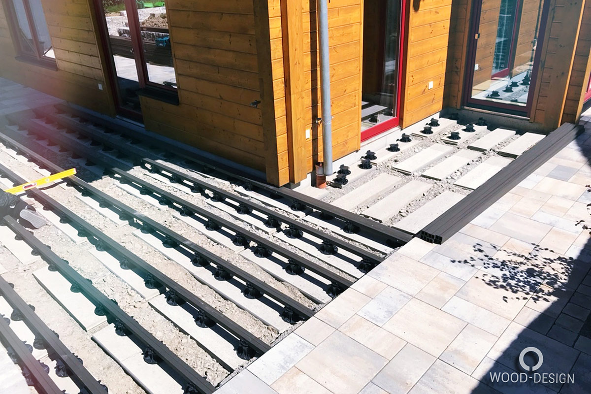 wood-design-referenzen-terrassendeck-aus-wpc-juni-2019-seitlich-boden-waehrend-bauvorhaben-mit-schatten.jpg