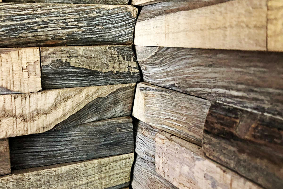 wood-design-referenzen-wandverkleidung-aus-teak-spaltholz-close-up.jpg