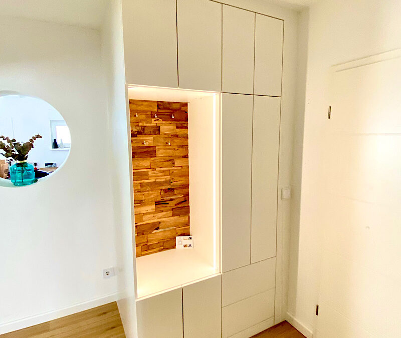 Möbel nach Maß (Garderobe mit Spaltholz)