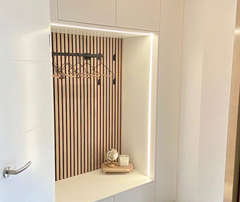 Möbel nach Maß (Garderobe mit Akustikpaneelen)