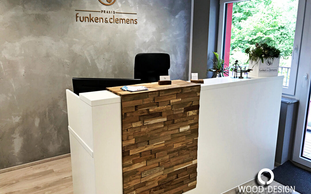 Empfangstheke dezent weiß mit Spaltholz Highlight