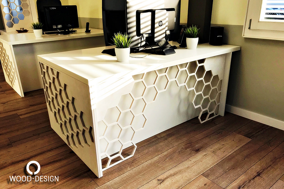 wood-design-referenzen-moderne-ladeneinrichtung-zwei-schreibtische-von-vorne