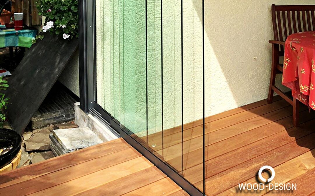 Terrassenbelag aus Teak und hochwertige Glas-Schiebeelemente