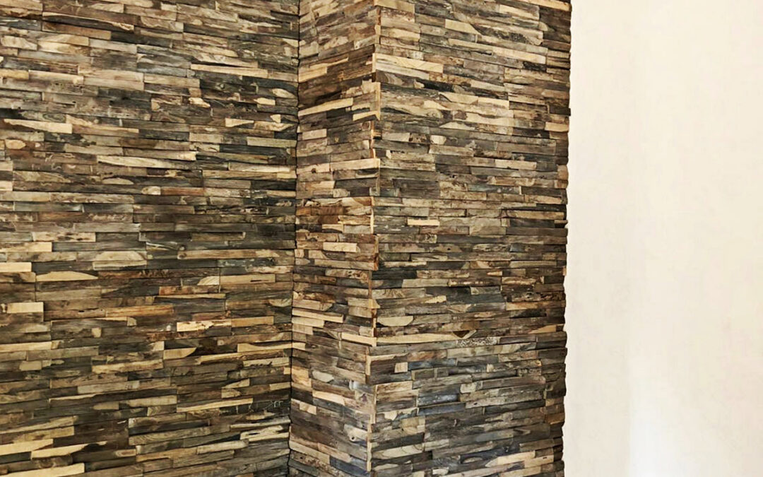 Wandverkleidung aus Teak-Spaltholz