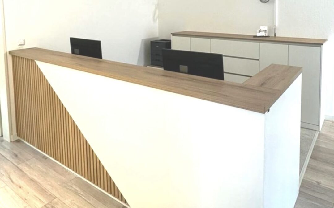 Moderne Empfangstheke nach Maß
