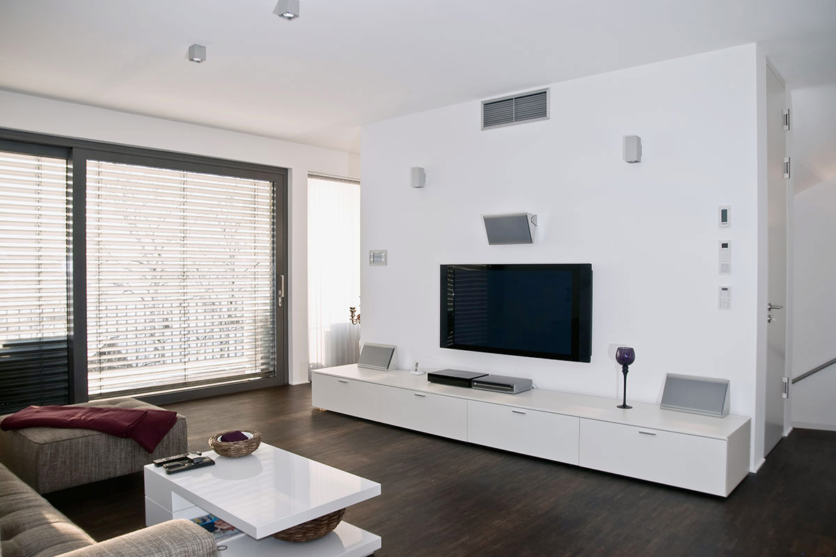wood-design-wohnzimmer-weisse-waende-mit-fernseher-an-wand